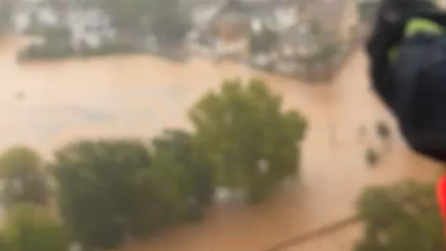 Uno de los helicópteros de rescate los bomberos sobrevolando la 'zona cero' de la DANA en Valencia.