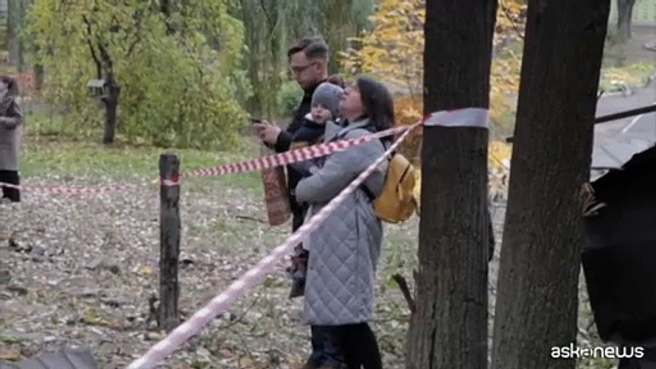 Un palazzo distrutto dall'attacco di un drone russo a Kiev