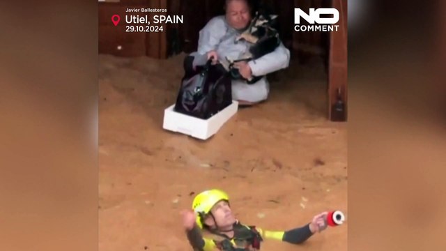 NO COMMENT: Emotivo rescate de una vecina y su perro, atrapados en su casa por la inundación