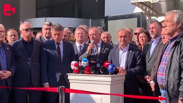 Halk belediye önünde toplandı: ‘Bugün Esenyurt yarın İstanbul Büyükşehir’