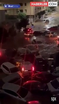 İspanya'da sel sularına kapılan bir kadın ve köpeği son anda kurtarıldı