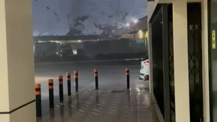 Un tornado dentro del área metropolitana de Valencia obliga a la gente a resguardarse dentro de una gasolinera.