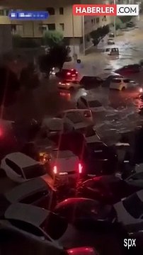 İspanya'da sel sularına kapılan bir kadın ve köpeği son anda kurtarıldı