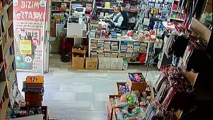 İstanbul- Avcılar'da 2 çocuk kırtasiyeye torpil attı; yakınları çalışanlara saldırdı