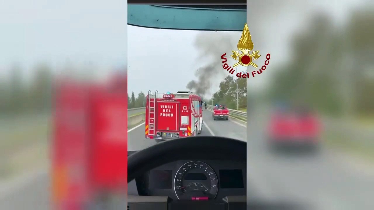 Auto in fiamme sulla Flaminia, l'intervento dei vigili del fuoco