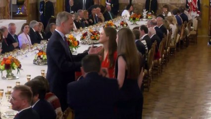 La actitud de Leonor cuando se dirige a su padre durante el brindis sorpresa