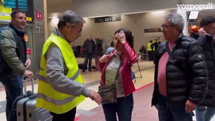 Decenas de pasajeros aguardan en Chamartín a la salida de su tren cancelado por la DANA: "No nos queda otra"