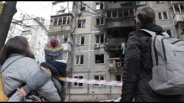 Un palazzo distrutto dall'attacco di un drone russo a Kiev