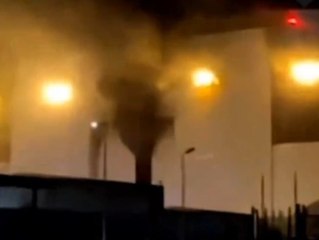 Großfeuer: Atom-U-Boot-Werft brennt lichterloh