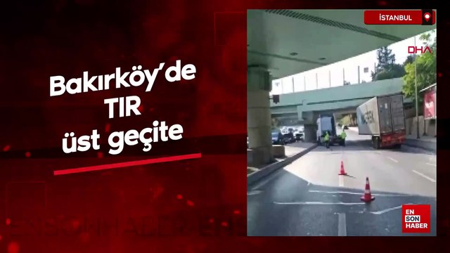 İstanbul Bakırköy'de TIR üst geçite çarptı