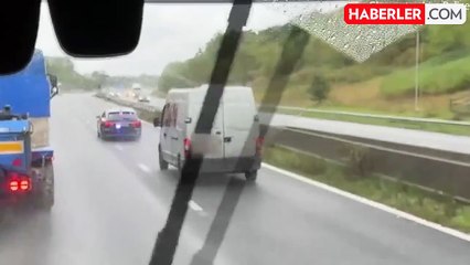 Otoyolda yüksek hızla giderken kaşıkla yemek yiyen TIR şoförü polise yakalandı