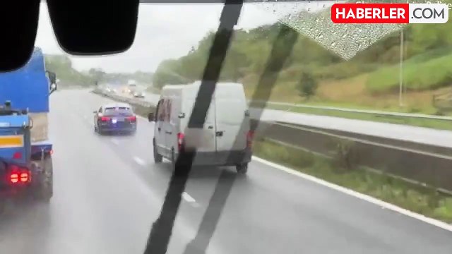 Otoyolda yüksek hızla giderken kaşıkla yemek yiyen TIR şoförü polise yakalandı