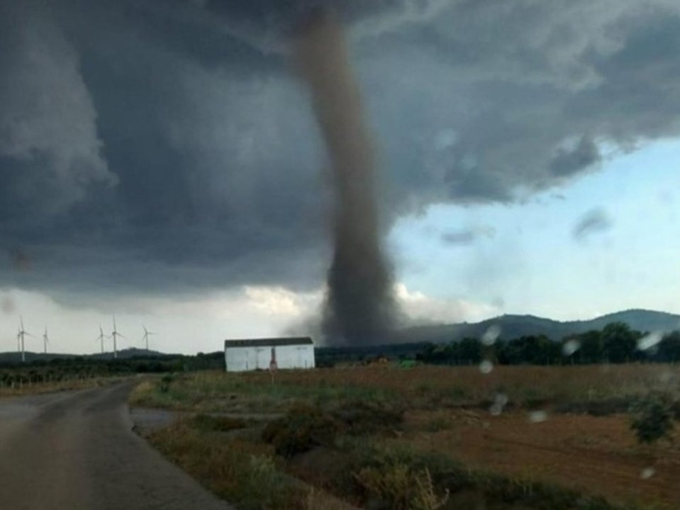 Land unter in Spanien: Aufnahmen zeigen Tornardo
