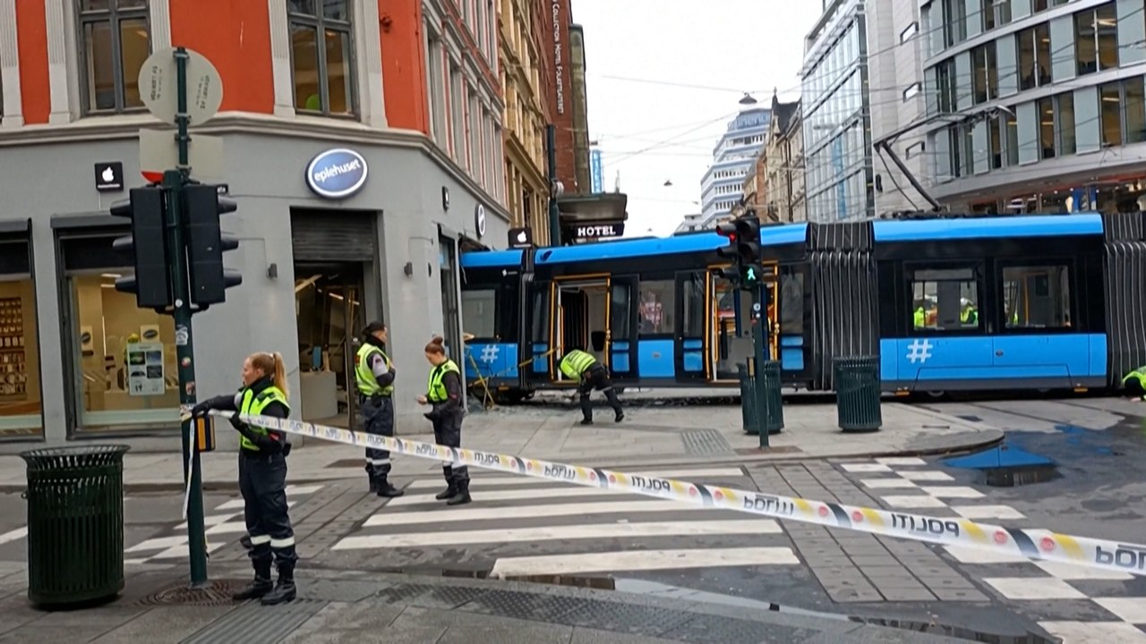 Un tram déraille et fonce dans un immeuble en Norvège