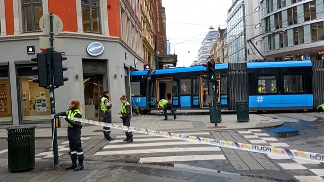 Un tram déraille et fonce dans un immeuble en Norvège