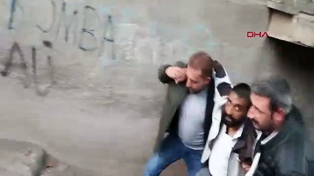 ERZURUM Polis, cezaevi firarisini sevgilisinin evinin bitişiğindeki binanın çatısında yakaladı (VİDEO EKLENDİ)