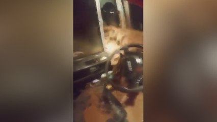 El agónico momento en el que a un camionero comienza a inundarse su cabina atrapado por el temporal