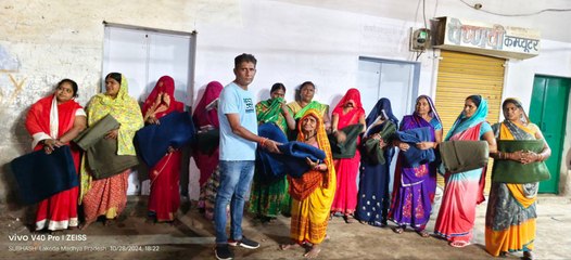 केवटान बस्ती की महिलाओं को कंबल बांटकर दिया दिवाली का तोहफा