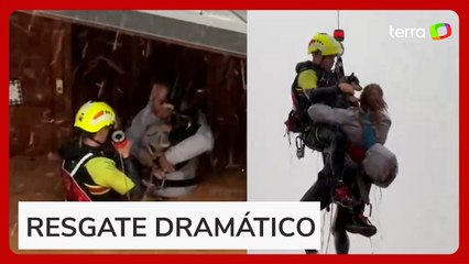 Mulher com cachorro no colo é resgatada de helicóptero durante enchente na Espanha