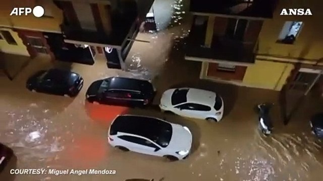 Maltempo in Spagna, auto sommerse da acqua e fango a Valencia