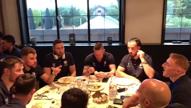 Les Rochefortois mangent dans une brasserie à deux pas du stade Roi Baudouin avant de prendre le car direction la Ghelamco Arena de La Gantoise