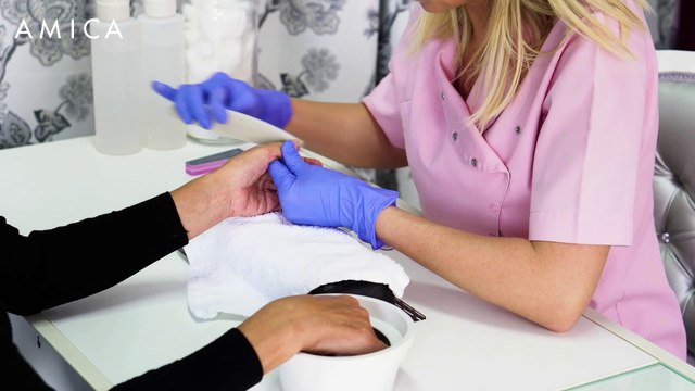 Gli errori da non fare quando si vuole rimuovere lo smalto semipermanente. A casa