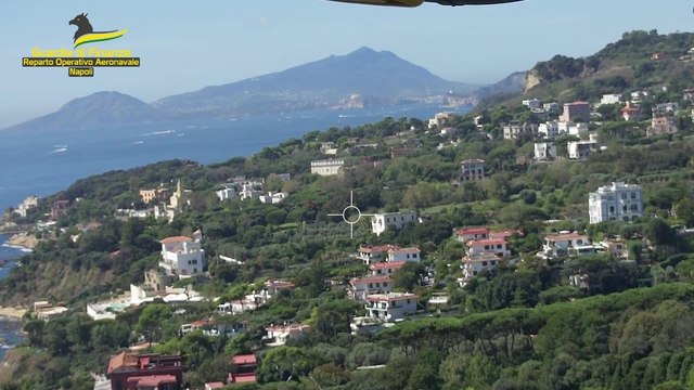 Napoli, rifiuti e amianto anche a Marechiaro: sequestrate discariche (30.10.24)