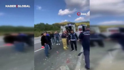 Zeytin işçilerini taşıyan minibüs ticari araca çarptı: 15 yaralı