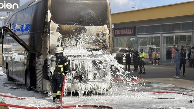 Yolcu otobüsü alev alev yandı