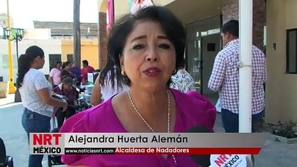 Entrega el Banco Internacional pares de botas vaqueras a ciudadanas de Nadadores