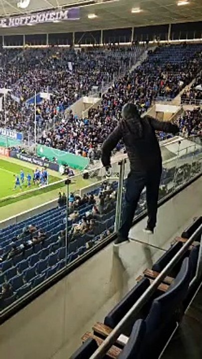 Pai do zagueiro Arthur Chaves comemora primeiro gol do filho pelo Hoffenheim, da Alemanha