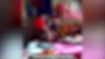 Mulher é presa após ser flagrada espancando filha de sete anos; veja vídeo