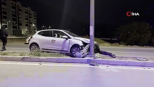 Elazığ’da feci kaza! Otomobil direğe çarptı