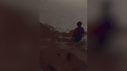 Un joven arriesga su vida para rescatar a su madre en silla de ruedas