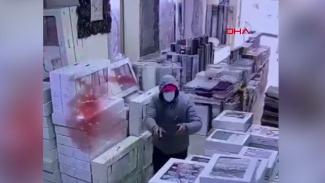 Kağıthane'de iki hırsız çalışanı tokatlayıp cep telefonu çaldı; o anlar kamerada