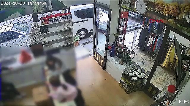 İstanbul- Kağıthane'de iki hırsız çalışanı tokatlayıp cep telefonu çaldı; o anlar kamerada