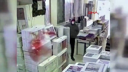 Şehir eşkıyaları dehşet saçtı: İstanbul'da iş yerine silahlı saldırı kamerada