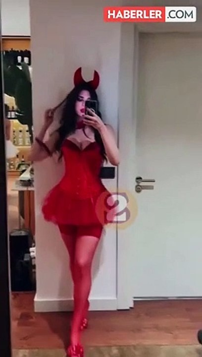 Defne Samyeli'nin kızları partide! Biri şeytan diğeri kara melek oldu