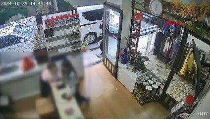 Kağıthane'de dükkana gelen 2 genç kız çalışana tokat atıp telefonu aldı!