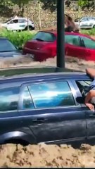 Inondations en Espagne : Les images terribles d'automobilistes piégés sur le toit de leurs voitures