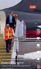 Trump sale sul camion della spazzatura con il suo nome