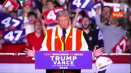 Trump vestito da spazzino replica a Biden: 250 milioni di americani non sono spazzatura