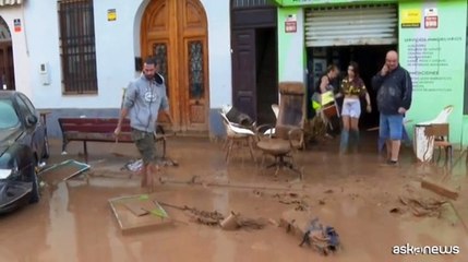 Emergenza maltempo in Spagna: le pile di macchine ammassate in strada