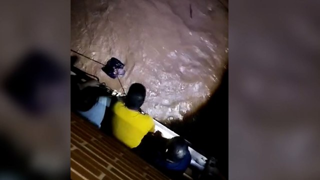 Los vecinos salvan la vida a hombre que era arrastrado por la riada en Albal: ¡Ay, pobrecito!