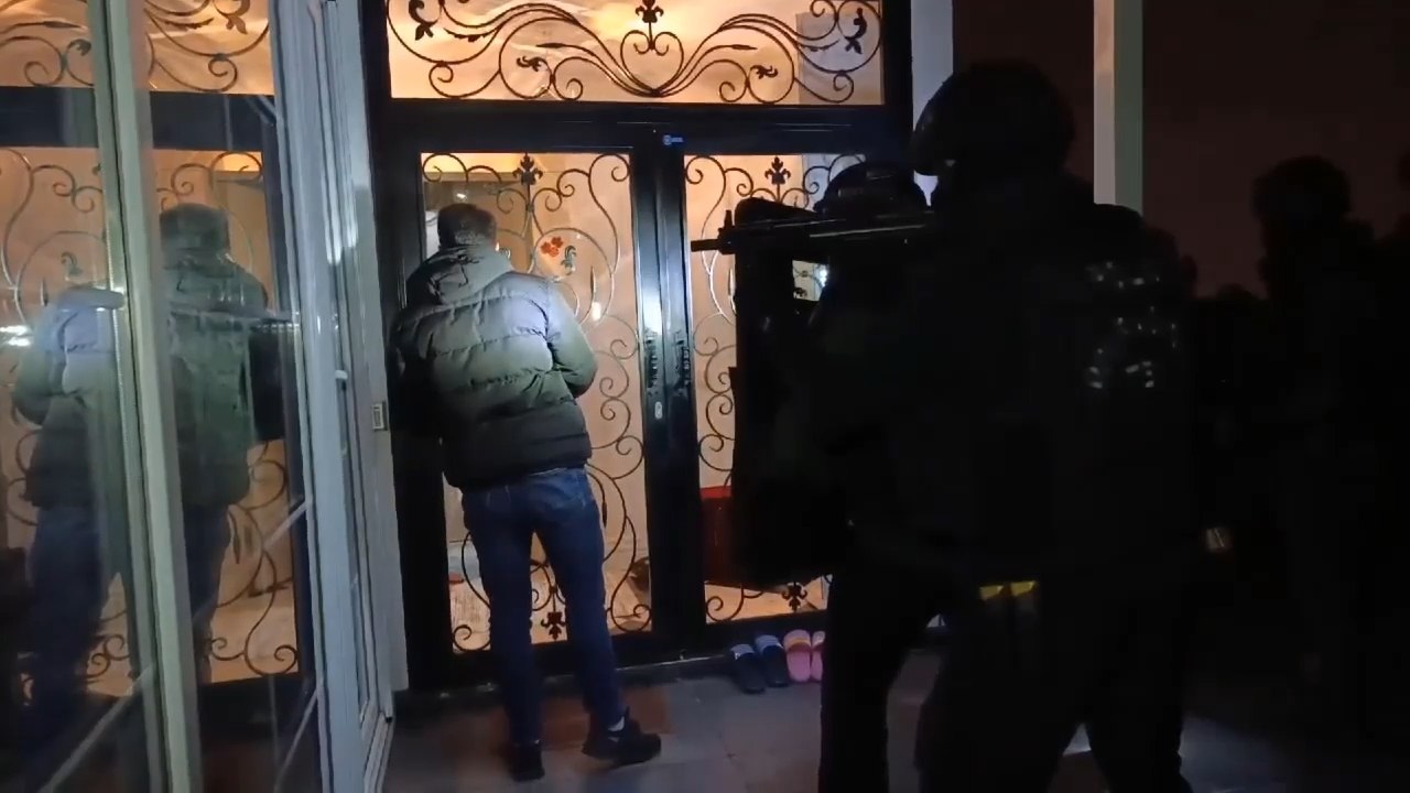 Tutuklanan Esenyurt Belediye Başkanı Ahmet Özer'in evinde yapılan aramanın görüntüleri ortaya çıktı