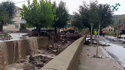 Los bomberos trabajan en la localidad de Montalbán, en Teruel, inundada por la DANA