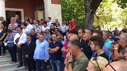 Poliziotto morto a Teramo, l'ultima carezza della moglie