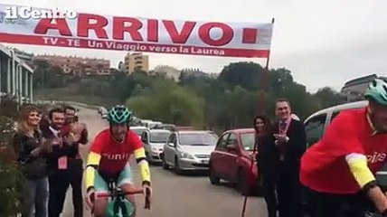 Pedalano per 510 chilometri per ricevere la laurea