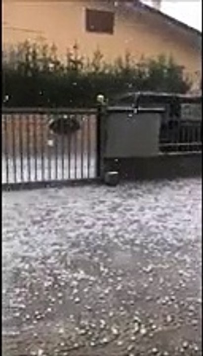 Chicchi di grandine come noci a Manoppello Scalo