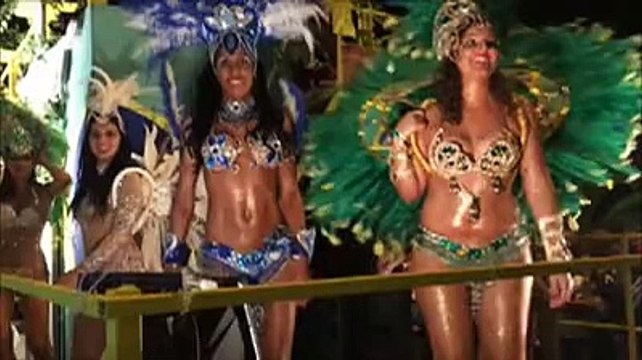 Anna Falchi apre il Carnevale estivo di Alba Adriatica